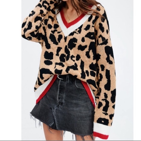 Cozy Leopard V-neck Sweater - Picture 2 of 5